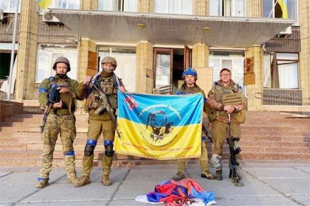 In photos shared on Facebook, the soldiers are seen holding up a Ukrainian flag. (Photo: Nataliia Popova/Facebook)