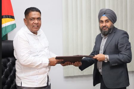 Minister of Agriculture Zulfikar Mustapha (left) and an official of the company exchanging copies of the MOU. (Ministry of Agriculture photo)