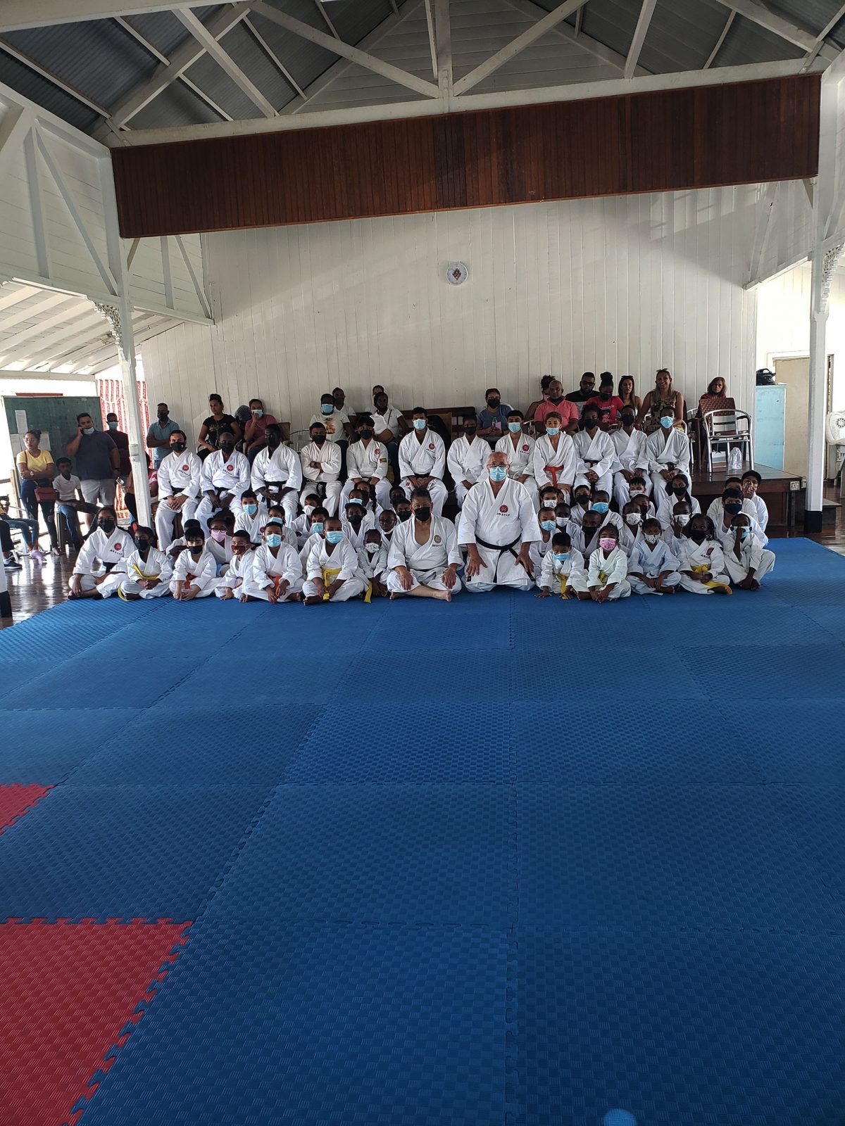 Participants at the Association do Shotokan Karate
 examination session pose for a photo opportunity