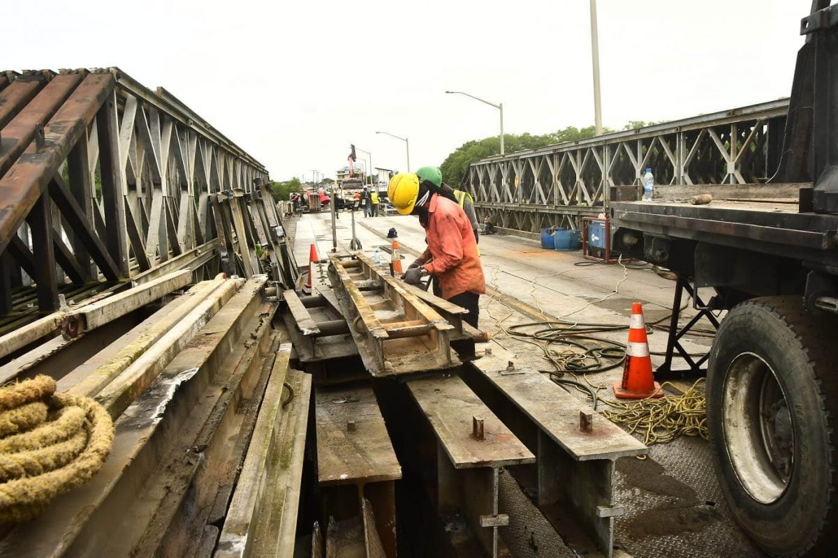 Intensive work ongoing on the bridge yesterday afternoon (Ministry of Public Works photo)