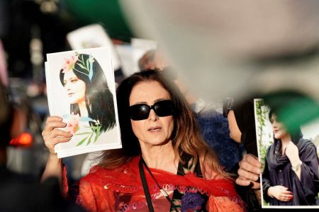 FILE PHOTO: Dr. Soraya Fallah, an Iranian Kurd from Saqqez living in Los Angeles, demonstrates while holding a picture of Mahsa (Zhina) Amini at a protest following her death, outside the Wilshire Federal Building Los Angeles, California, U.S., September 22, 2022. REUTERS/Bing Guan/File Photo