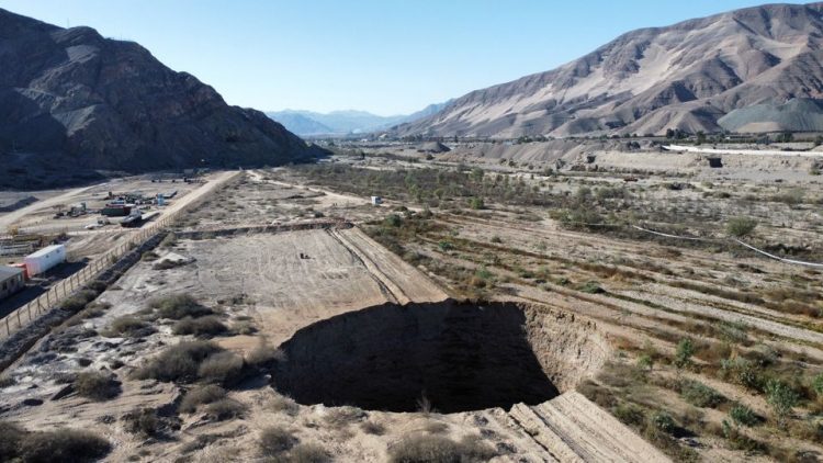 A sinkhole that was exposed last week has doubled in size, at a mining zone close to Tierra Amarilla town, in Copiapo, Chile, August 7, 2022. REUTERS/Johan Godoy