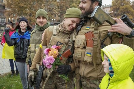 Local residents welcome Ukrainian servicemen as people celebrate after Russia's retreat from Kherson, in central Kherson, Ukraine November 12, 2022. (REUTERS/Lesko Kromplitz photo) 