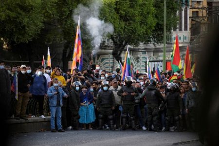 Police block demonstrators during protests for and against the postponement of a population and housing census, in La Paz, Bolivia October 26, 2022. REUTERS/Claudia Morales/File Photo
