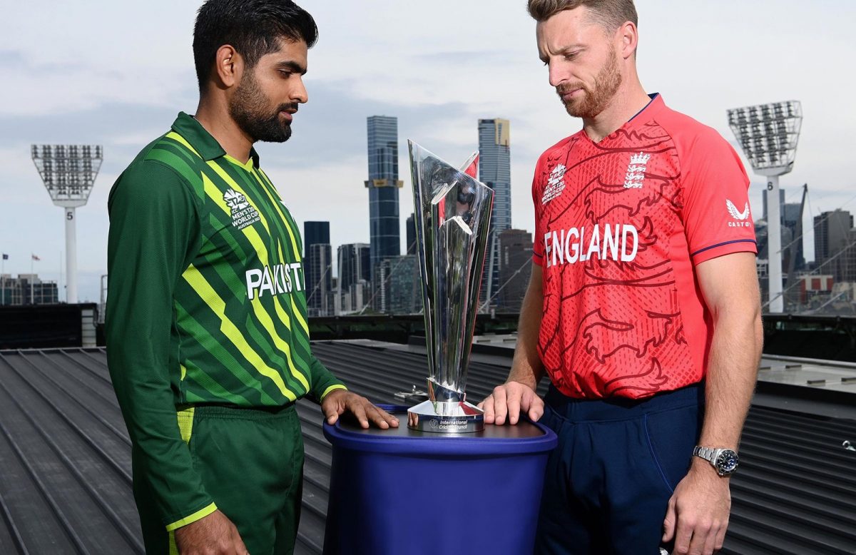 Pakistan skipper Babar Azam and England’s Jos Buttler with the ICC T20 World Cup trophy. (Photo courtesy Cricket Australia)