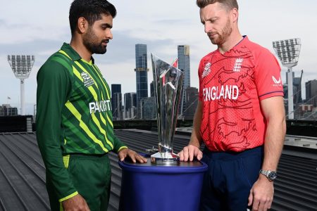 Pakistan skipper Babar Azam and England’s Jos Buttler with the ICC T20 World Cup trophy. (Photo courtesy Cricket Australia)