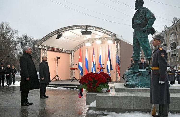 Cuban President Miguel Diaz-Canel and Russian President Vladimir Putin attend an unveiling ceremony of a monument to late Cuban leader Fidel Castro in Moscow, Russia November 22, 2022. Sputnik/Sergey Guneev/Kremlin via REUTERS