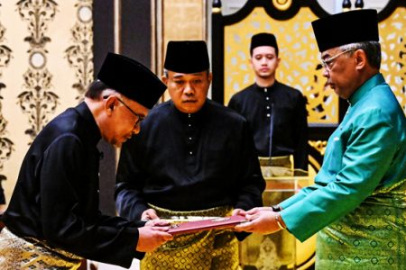 Malaysia's King Sultan Abdullah Sultan Ahmad Shah (right) and Malaysia's newly appointed Prime Minister Anwar Ibrahim (left) take part in the swearing-in ceremony at the National Palace in Kuala Lumpur, Malaysia on Nov. 24, 2022. Photo: Mohd Rasfan/Pool via Reuters