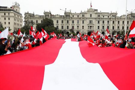 REUTERS/SEBASTIAN CASTANEDA  -   Demonstrators carry a giant Peruvian flag during a protest against the government of Peru's President Pedro Castillo in Lima, Peru, 22 August 2021
