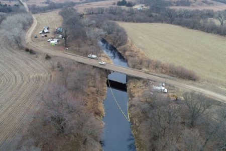 Investigators, cleanup crews begin scouring oil pipeline spill in Kansas
© Thomson Reuters