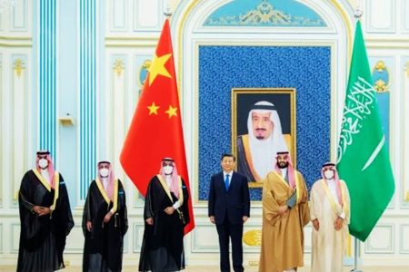 Saudi Crown Prince Mohammed Bin Salman (second from right) stands with Chinese President Xi Jinping (third from right) in Riyadh (Reuters photo)