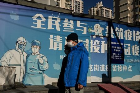 People wearing face masks amid the Covid-19 pandemic walk along a street in Beijing on Sunday.Please credit and share this article with others using this link:https://www.bangkokpost.com/world/2457945/chinas-capital-swings-from-anger-over-zero-covid-to-coping-with-infections. View our policies at http://goo.gl/9HgTd and http://goo.gl/ou6Ip. © Bangkok Post PCL. All rights reserved.