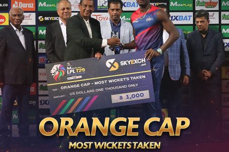Dominic Drakes receives the Orange cap award for the most wickets taken which was won by West Indian Carlos Brathwaite.