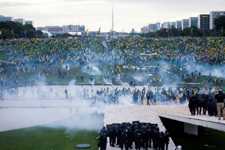  Supporters of Brazil's former President Jair Bolsonaro demonstrate against President Luiz Inacio Lula da Silva as security forces operate, outside Brazil’s National Congress in Brasilia, Brazil, January 8, 2023. REUTERS/Adriano Machado/File Photo