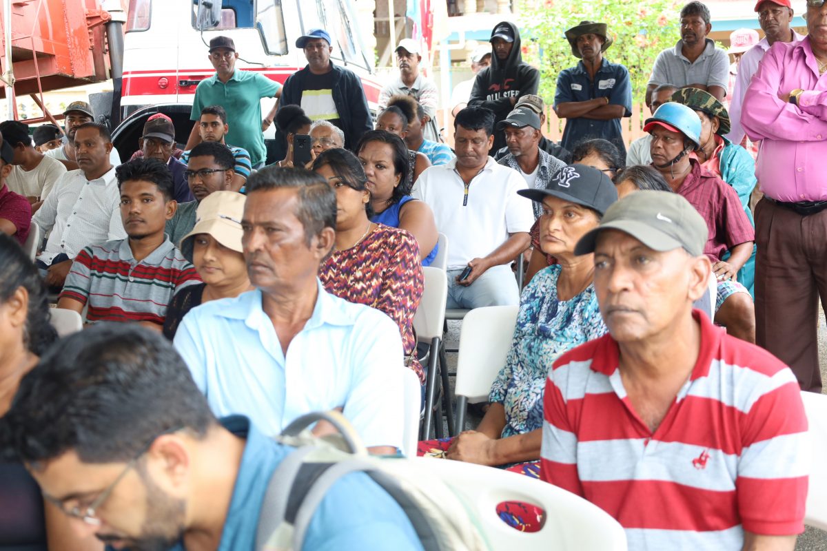 Farmers who attended the Bushlot meeting (Ministry of Agriculture photo)