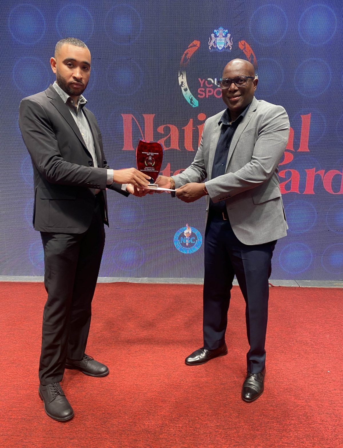 Stabroek News’ Duncan Saul won the Sports Journalist-of-the-Year (print) award. He was presented with his
accolade by Director of Sport, Steve Ninvalle himself a former Stabroek News reporter. (Emmerson Campbell photo)
