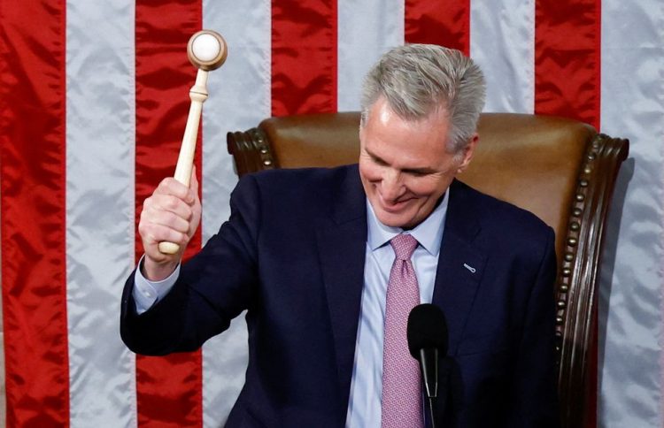 Speaker of the House Kevin McCarthy (R-CA) bangs the Speaker's gavel for the first time after being elected the next Speaker of the U.S. House of Representatives in a late night 15th round of voting on the fourth day of the 118th Congress at the US Capitol in Washington, US, January 7, 2023. Photo: REUTERS/Evelyn Hockstein