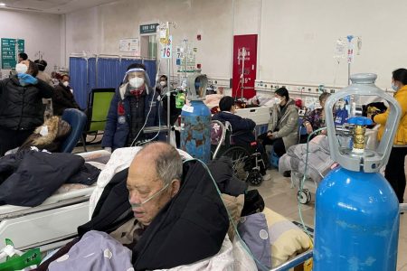 Patients lie on beds in the emergency department of a hospital, amid the coronavirus disease (COVID-19) outbreak in Shanghai, China, January 5, 2023. REUTERS/Staff/File Photo