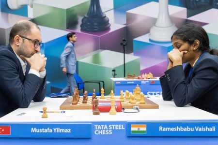 Turkish Grandmaster Mustafa Yilmaz plays the black pieces against Vaishali Rameshbabu at the Tata Steel Chess Tournament.
(Photo: Jurriaan Hoefsmit/Tata Steel Chess Tournament 2023)