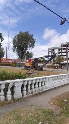 The excavator in Kingston (GPL photo)