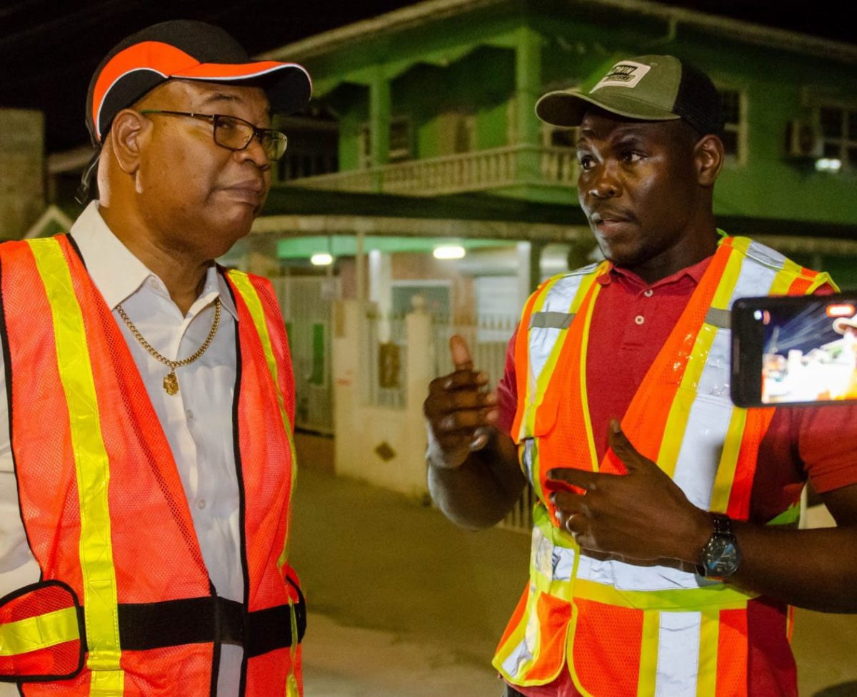 Minister of Public Works Juan Edghill (left) during the inspection.