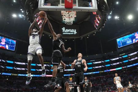 Sacramento Kings guard De’Aaron Fox (5) shoots the ball against LA Clippers forward Kawhi
Leonard (2 in the second half at Crypto.com Arena. The Kings defeated the Clippers 176-175
in double overtime. Mandatory Credit: Kirby Lee-USA TODAY Sports