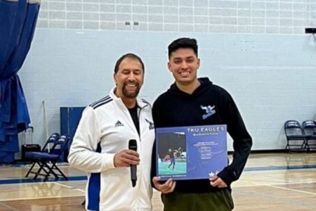  Narayan Ramdhani (right) receives a token from coach Naeem Haque
