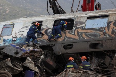 Rescuers operate at the site of a crash, where two trains collided, near the city of Larissa, Greece, March 1, 2023. (Reuters photo)