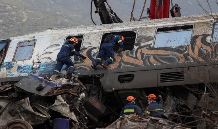 Rescuers operate at the site of a crash, where two trains collided, near the city of Larissa, Greece, March 1, 2023. (Reuters photo)