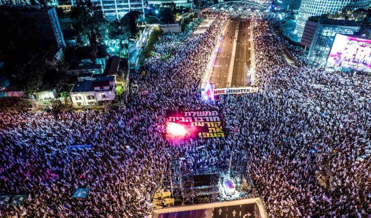  An aerial view shows Israelis protesting, as Israeli Prime Minister Benjamin Netanyahu’s nationalist coalition government presses on with its judicial overhaul, in Tel Aviv, Israel March 25, 2023.