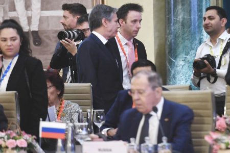 U.S Secretary of State Antony Blinken (top L) walks past Russian Foreign Minister Sergei Lavrov (lower) during the G20 foreign ministers’ meeting in New Delhi on March 2, 2023