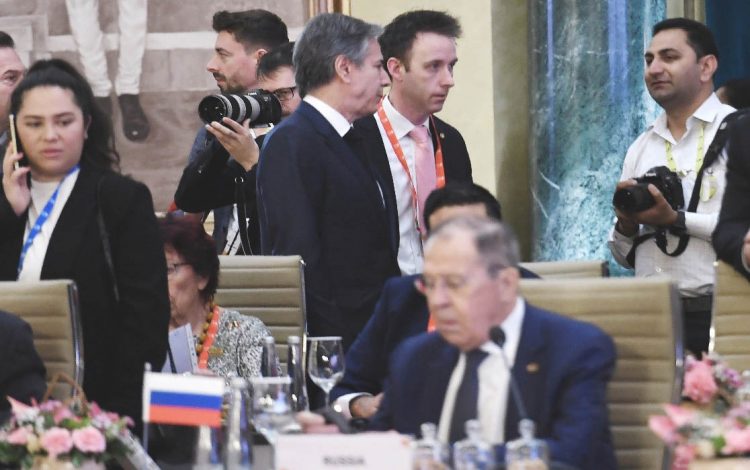 U.S Secretary of State Antony Blinken (top L) walks past Russian Foreign Minister Sergei Lavrov (lower) during the G20 foreign ministers’ meeting in New Delhi on March 2, 2023