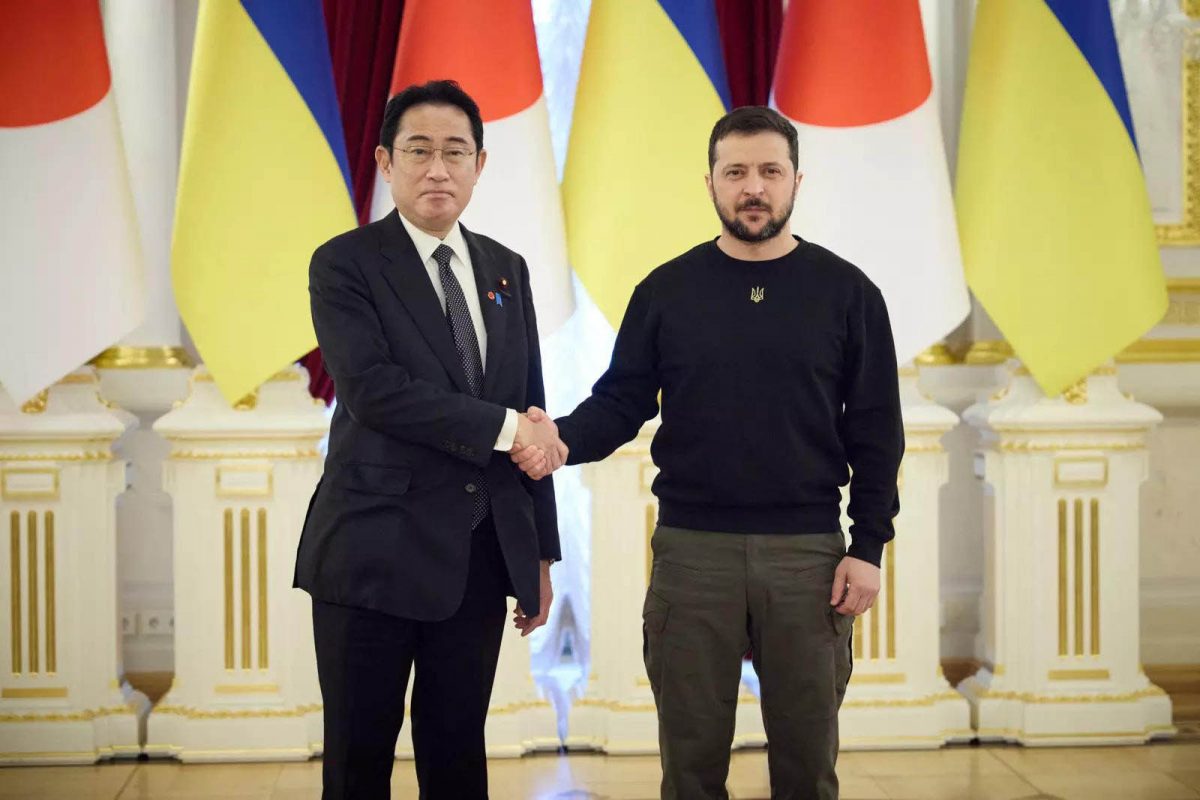 Ukraine's President Volodymyr Zelenskiy (right) and Japan Prime Minister Fumio Kishida (Reuters photo)