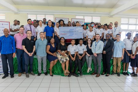 The handing over of the cheque (CPGL photo)
