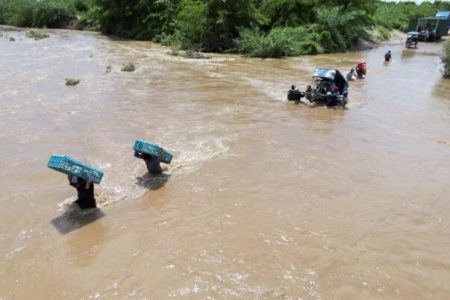 Residents carry groceries through a stream flooded by the rains caused by the direct influence of Cyclone Yaku, in Piura, Peru, March 11, 2023. REUTERS/Sebastian CastanedaRead more: https://newsinfo.inquirer.net/?p=1741608#ixzz7vkS2fAYR
Follow us: @inquirerdotnet on Twitter | inquirerdotnet on Facebook
