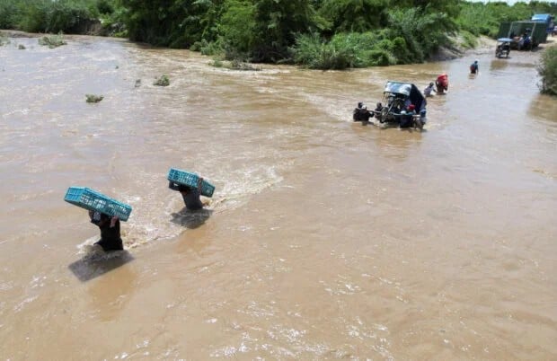 Residents carry groceries through a stream flooded by the rains caused by the direct influence of Cyclone Yaku, in Piura, Peru, March 11, 2023. REUTERS/Sebastian CastanedaRead more: https://newsinfo.inquirer.net/?p=1741608#ixzz7vkS2fAYR
Follow us: @inquirerdotnet on Twitter | inquirerdotnet on Facebook
