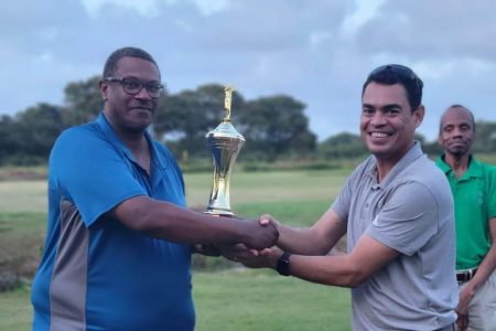 Guillermo Escarraga (right) receives the Winner’s Trophy
