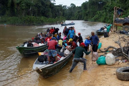 FILE PHOTO: People who were working in illegal mining arrive in boats at Porto do Arame after leaving the Yanomami indigenous land, in Alto Alegre, Roraima state, Brazil, February 12, 2023. REUTERS/Amanda Perobelli