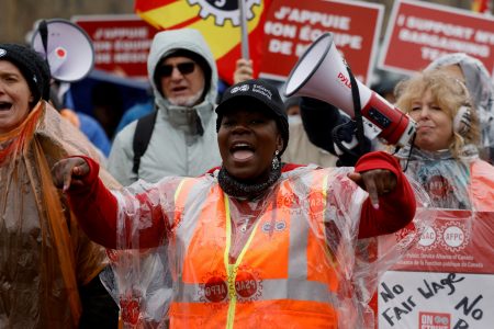 FILE PHOTO: Picketers march on Parliament Hill as approximately 155,000 public sector union workers with the Public Service Alliance of Canada (PSAC) continue to strike, in Ottawa, Ontario, Canada April 26, 2023. REUTERS/Blair Gable/File Photo