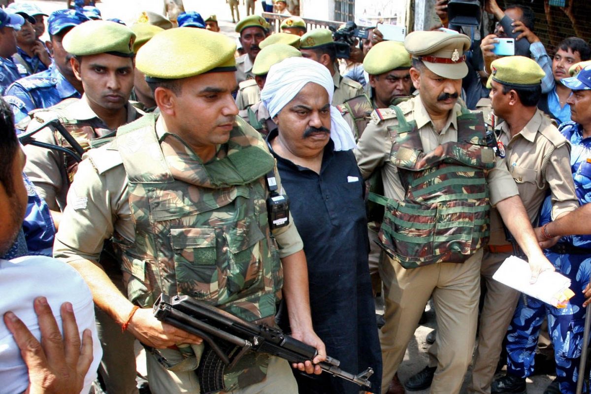 Police officers escort Atiq Ahmed, a former lawmaker in India’s parliament, accused in several criminal cases, outside a court in Prayagraj, India, April 13, 2023. (Reuters photo)