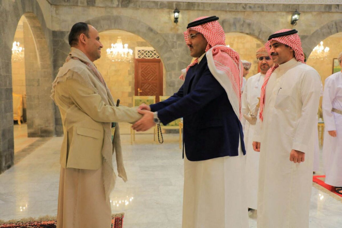 The head of the Houthi Supreme Political Council, Mahdi al-Mashat, shakes hands with Saudi ambassador to Yemen Mohammed Al-Jaber at the Republican Palace in Sanaa, Yemen April 9, 2023. (Reuters photo)
