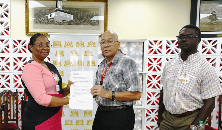 Renita Crandon (left) and Andrew Carto with the MOU  (Banks DIH photo)