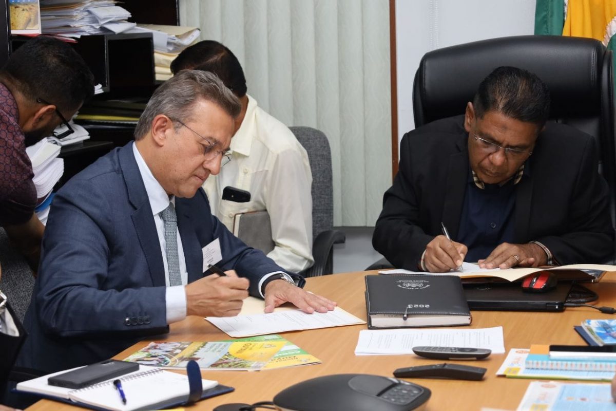 Agriculture Minister Zulfikar Mustapha (right) signing the MOU with a company official.