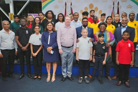  His Excellency President Irfaan Ali, and Barbados’ Prime Minister Mia Mottley pose for a photo opportunity with British Grandmaster Nigel Short following the conclusion of a simultaneous exhibition at State House on Tuesday where Short played 20 local players and made short shrift of them defeating all and sundry ending with a 20-0 record. (Office of the President Photo)
