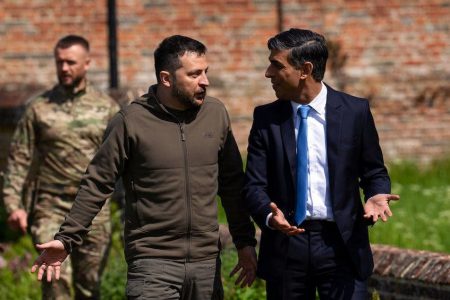 President Volodymyr Zelenskiy (second from right) with British Prime Minister Rishi Sunak (Reuters photo)