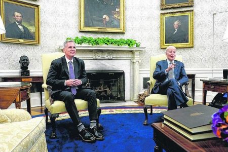 U.S. President Joe Biden (right) and top congressional Republican Kevin McCarthy 