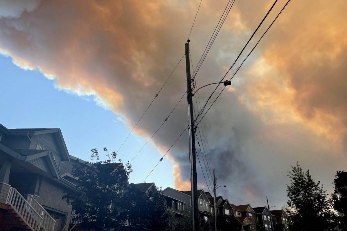 Smoke from the Tantallon wildfire rises over houses in nearby Bedford, Nova Scotia, Canada, May 28, 2023. REUTERS/Eric Martyn