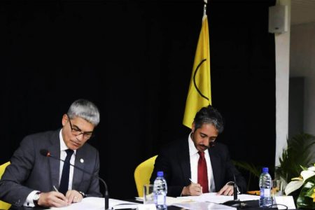 The Surinamese and Quatari officials officials sign the oil blocks agreement