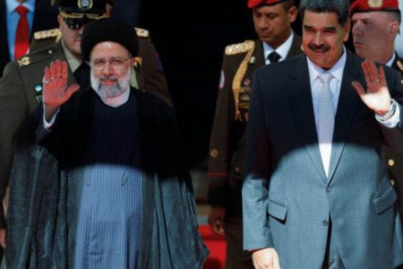 Iranian President Ebrahim Raisi (left) with  Venezuelan President Nicolas Maduro (Reuters photo)