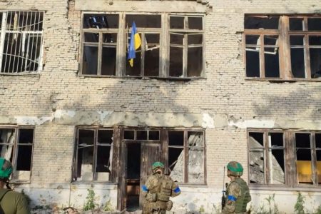 Ukarine soldiers outside a bomb shelled building (Reuters photo)